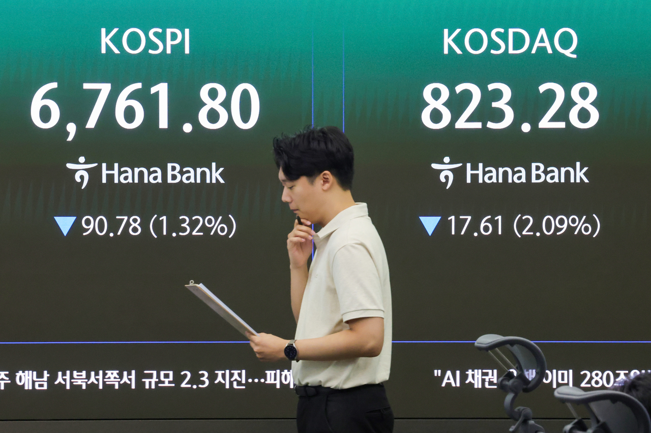 An electronic board showing the Korea Composite Stock Price Index at a dealing room of the Hana Bank headquarters in Seoul on Friday. (Yonhap)