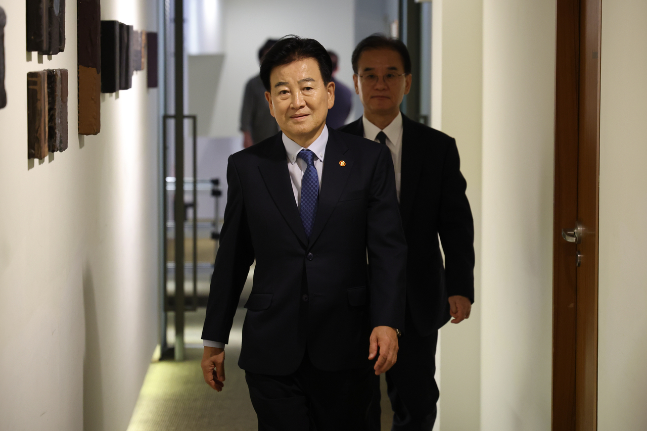 Unification Minister Chung Dong-young attends a luncheon meeting with leaders of Korea’s major religious groups at a restaurant in Jung-gu, central Seoul, on Friday. (Yonhap)