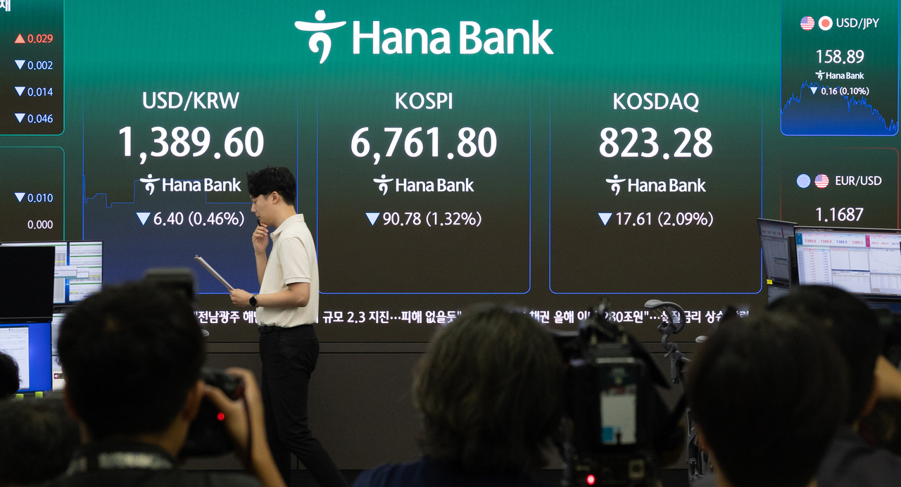 한국거래소와 금융당국이 조기 도입한 시가총액 상장폐지 기준을 둘러싸고, 상장사들과 법정 공방 1라운드가 시작됐다. 21일 코스피·코스닥 지수는 미국 국채금리 상승과 월마트 실적 부진 여파로 하락세로 출발했다. 이날 오전 서울 중구 하나은행 딜링룸에 코스피 등 주요 지수가 표시돼 있다.  윤창빈 기자