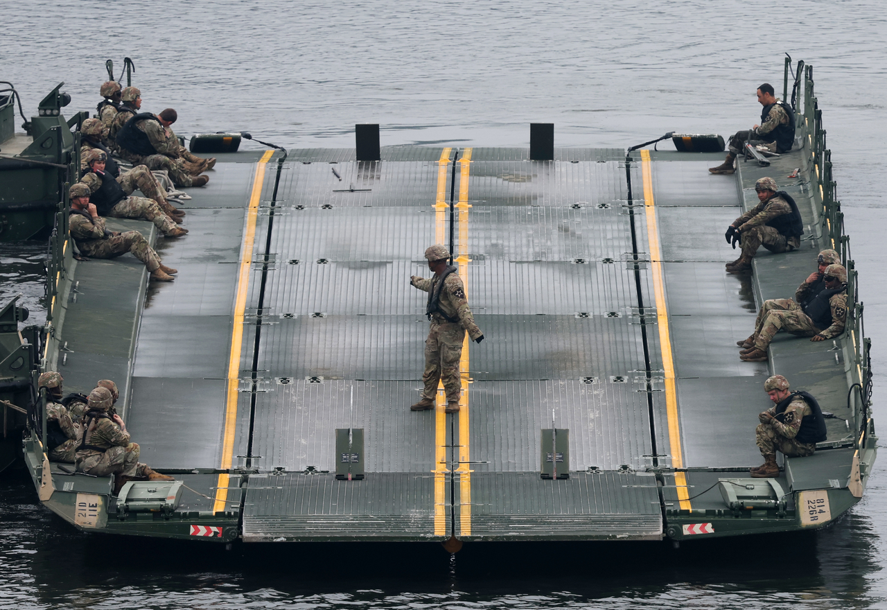 US troops take a break on a pontoon bridge on the Imjin River on Friday. (Newsis)