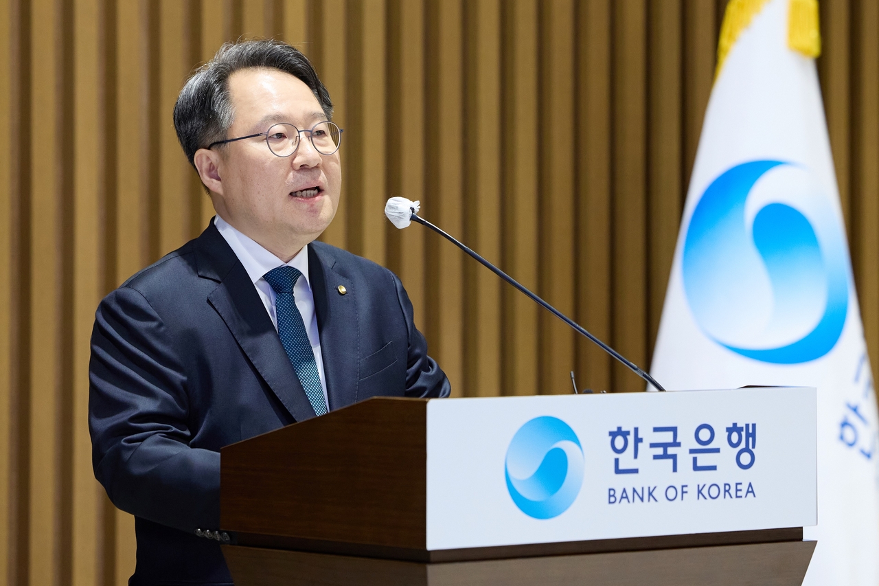 Kwon Min-su speaks at his inauguration ceremony at the Bank of Korea annex on Friday, saying he would give his utmost to his duties as deputy governor, drawing on his experience since joining the bank in 1995 and his recent work as senior deputy governor overseeing foreign exchange market reform. [Bank of Korea]