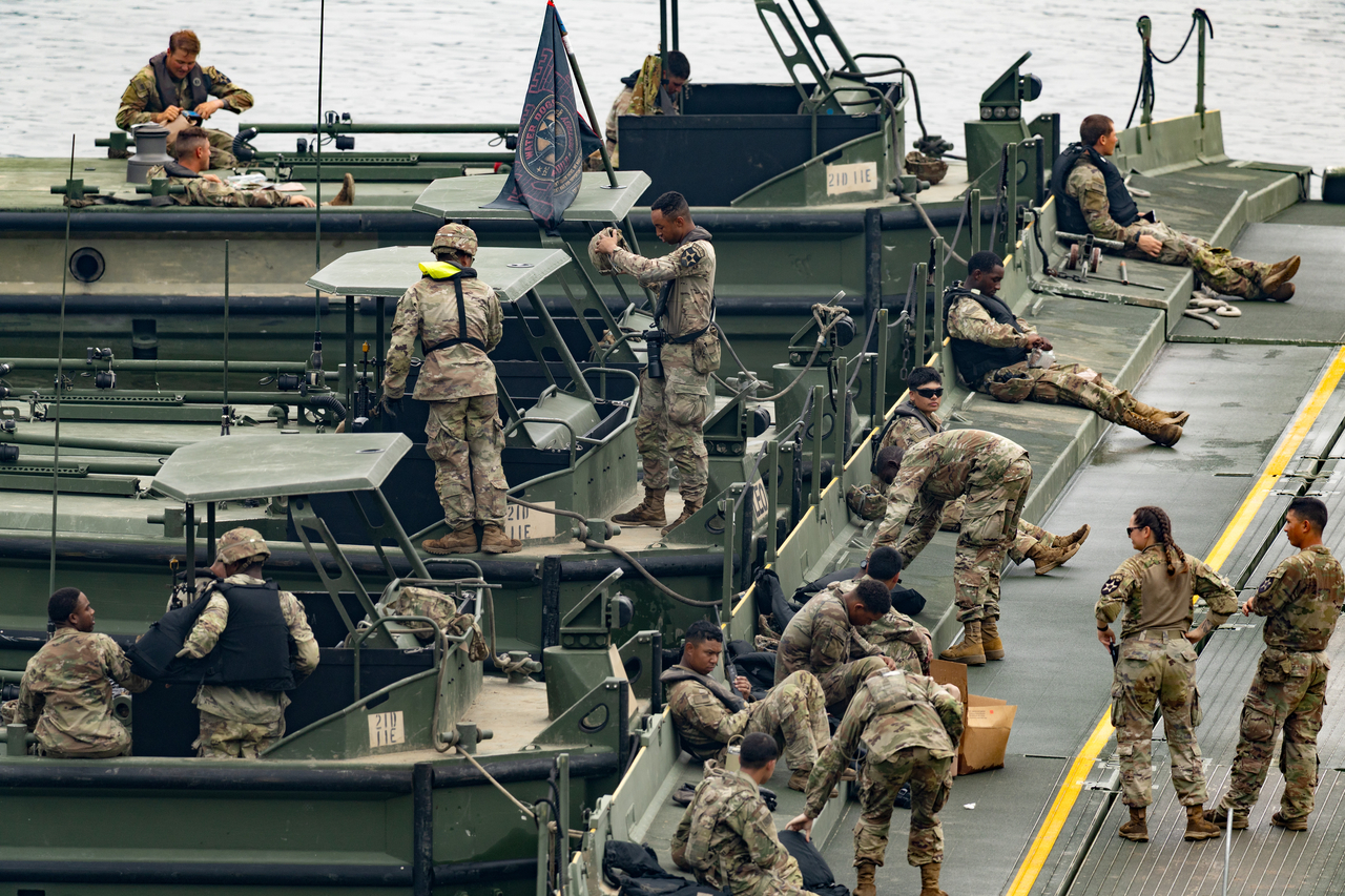US troops take a break on a pontoon bridge on the Imjin River on Friday. (Newsis)