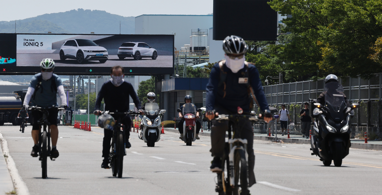 Hyundai Motor Co.'s employees at a plant in the southeastern city of Ulsan leave as they stage partial strikes in this July 29, file photo. (Yonhap)