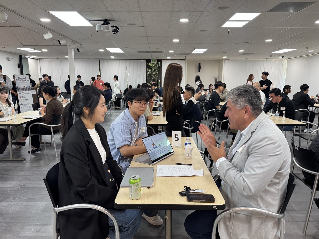 ‘GIST 소속 실험실창업탐색팀’ 참가자들이 미국 현지 전문가와 사업모델 및 시장 진입 전략에 대한 멘토링을 진행하고 있다.[GIST 제공]