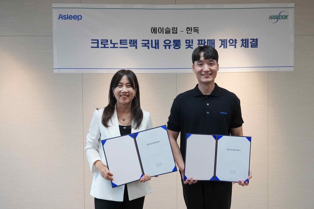 김미연 한독 사장(왼쪽)과 이동헌 에이슬립 대표가 지난 19일 크로노트랙 국내 유통 및 판매 계약을 체결하고 기념촬영 하고 있다. [에이슬립 제공]