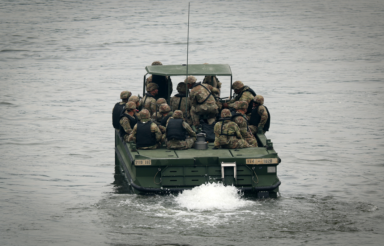 US troops ride in a boat during a river-crossing exercise on the Imjin River on Friday. (Newsis)