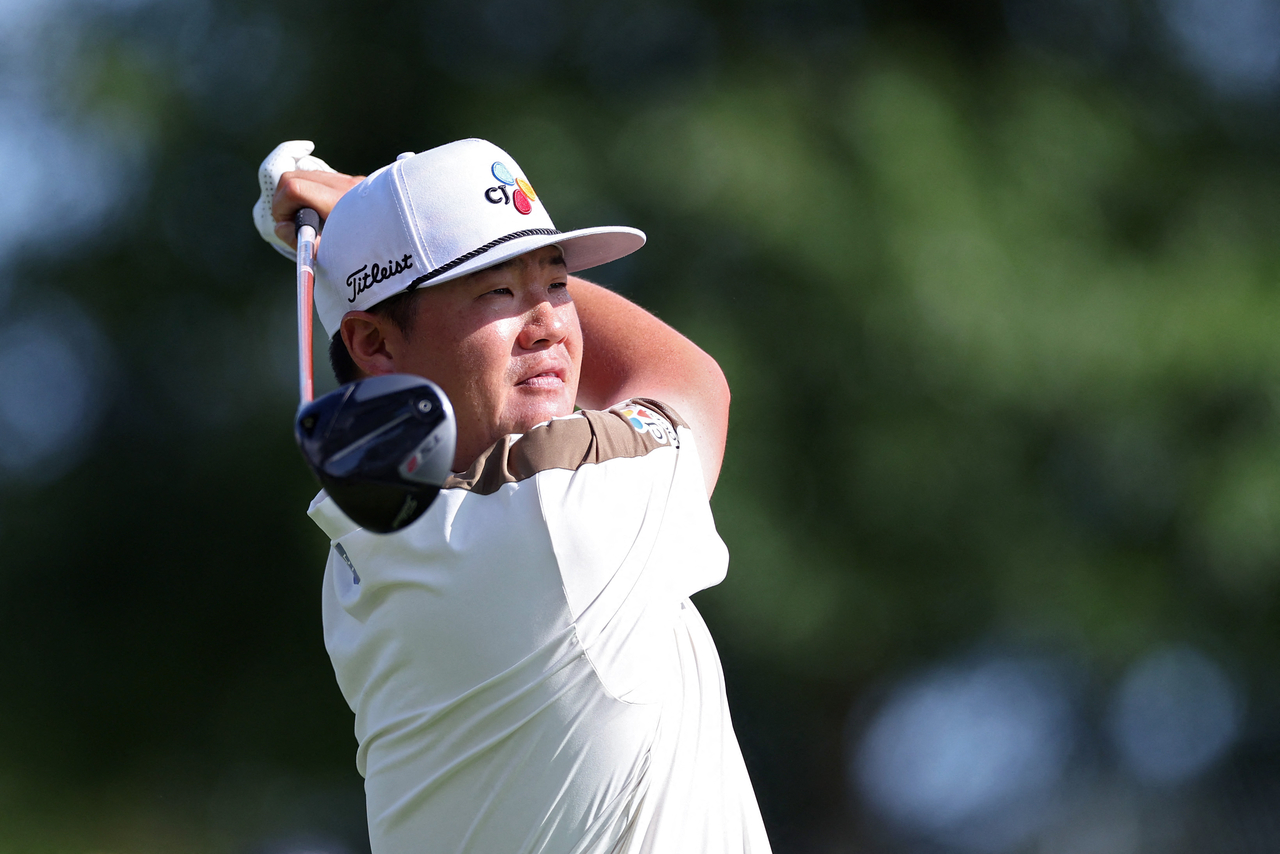 Im Sung-jae tees off on the fourth hole. [AFP]