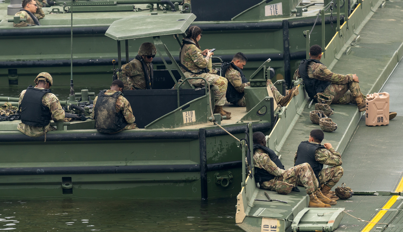 US troops take a break on a pontoon bridge on the Imjin River on Friday. (Newsis)