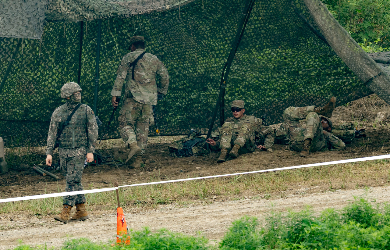 US troops rest in the shade during the Ulchi Freedom Shield exercise on Friday. (Newsis)