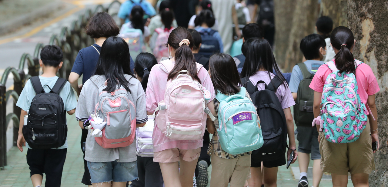 서울 시내 한 초등학교에서 수업을 마친 학생들과 보호자들이 하교하고 있다. [뉴시스]