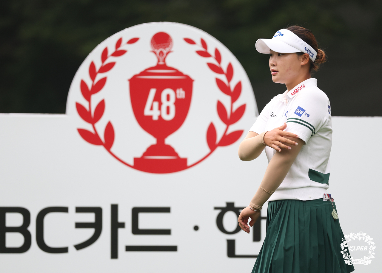 김민솔이 21일 BC카드-한경 제48회 KLPGA 챔피언십 2라운드 1번홀에서 티샷을 준비하고 있다. [KLPGA 제공]