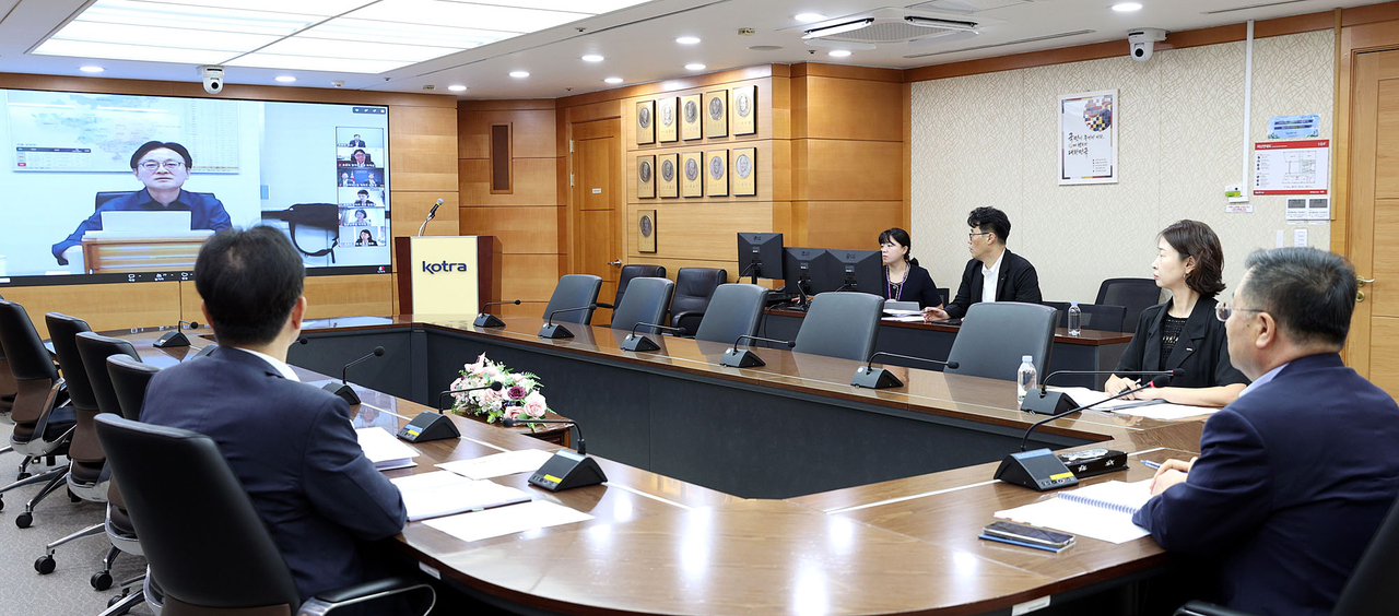 21일 산업통상부 장관 주재로 개최한 ‘대중 소비재 수출 점검회의’에서 코트라 사장, 주중 공관 상무관 및 코트라 중국 지역 무역관장 등이 상반기 대중 소비재 수출 실적을 점검하고 하반기 진출 확대방안을 논의하고 있다. [코트라 제공]