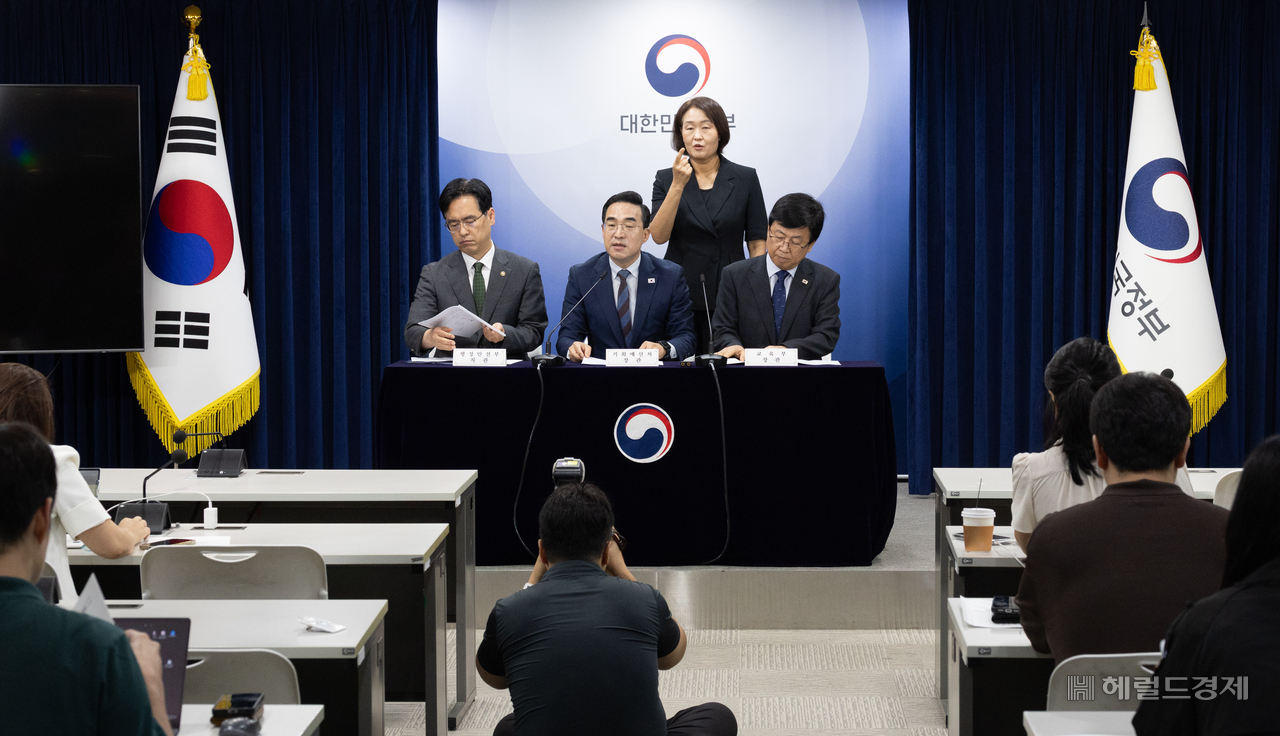 Minister of Education Choi Kyo-jin (from right), Minister of Planning and Budget Park Hong-keun and Vice Minister of Interior and Safety Kim Min-jae hold a joint briefing by related ministries at Government Complex Seoul in Jongno-gu, Seoul, on Friday, on plans to establish a future response fund and reform the local education finance grant system. (Yun Chang-bin)