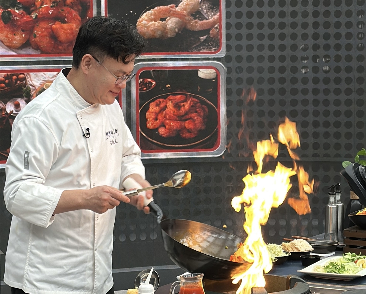 요리하는 여경래 셰프. [제이에스씨엔아이 제공]