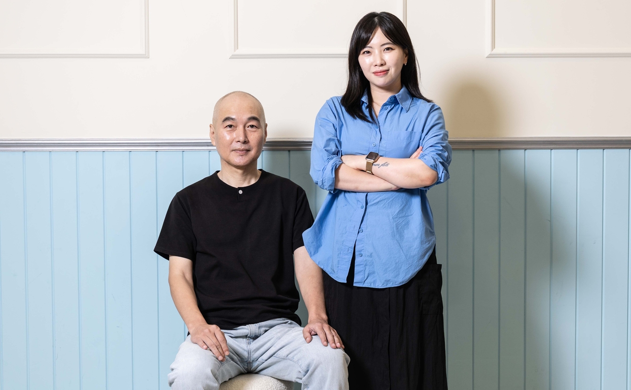 뮤지컬 ‘유미의 세포들’의 최재광(왼쪽) 작곡가, 김가람 작가. 윤창빈 기자