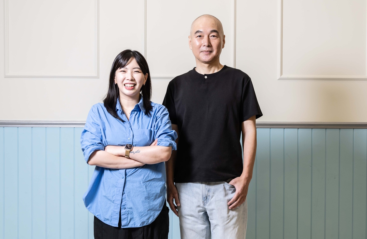 뮤지컬 ‘유미의 세포들’의 최재광(오른쪽) 작곡가, 김가람 작가. 윤창빈 기자