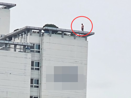 A rooftop standoff at an apartment building in Uijeongbu, Gyeonggi Province. [Yonhap]