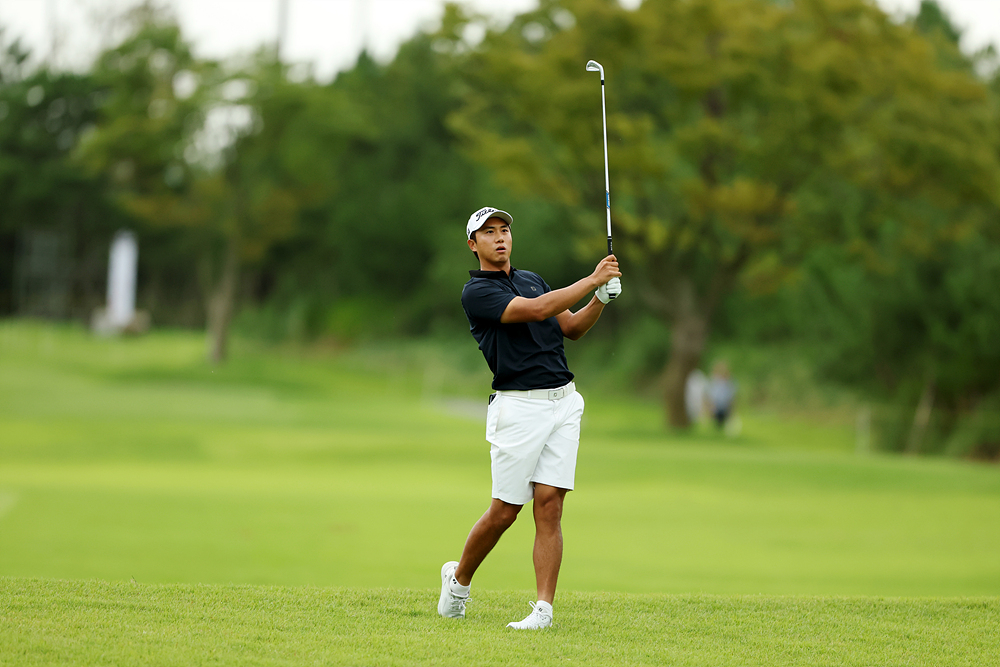 Jung Jae-hoon watches the flight of his ball after an iron second shot on the second hole during the third round of the KPGA Tour Dong-A Membership Open at Solago Country Club's Sol Course in Taean, South Chungcheong Province, on Saturday.