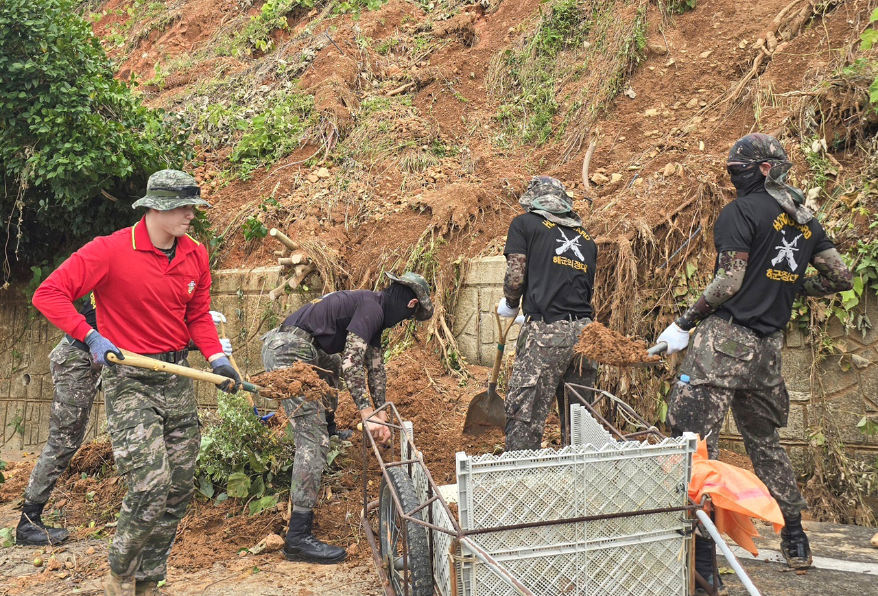 Navy personnel carry out flood recovery work in Hansan-myeon, Tongyeong, South Gyeongsang Province, Friday. (Newsis