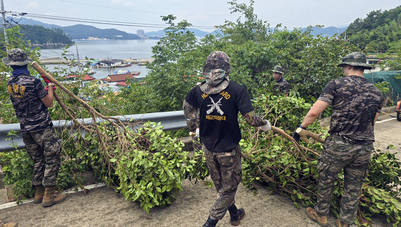 Navy personnel carry out flood recovery work in Hansan-myeon, Tongyeong, South Gyeongsang Province, Friday. (Newsis)