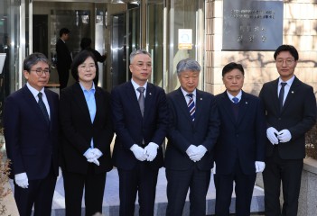 권창영 특별검사가 지난 2월 25일 과천에서 열린 윤석열ㆍ김건희에 의한 내란ㆍ외환 및 국정농단 행위의 진상규명을 위한 특별검사 사무실 현판식에서 현판 제막 후 특검보들과 사진촬영을 하고 있다. [연합]