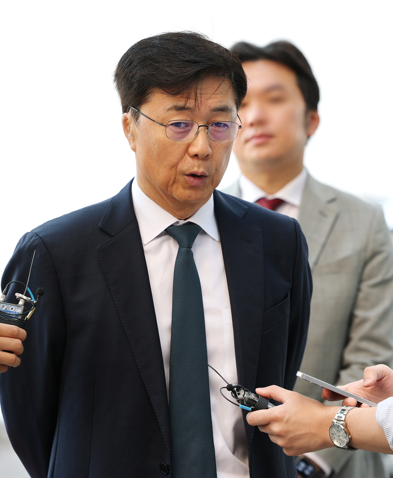 홍장원 전 국가정보원 1차장이 지난 6월 26일 피의자 신분으로 조사를 받기 위해 경기도 과천 권창영 2차 종합 특별검사팀으로 출석하며 취재진의 질문에 답변하고 있다. [연합]