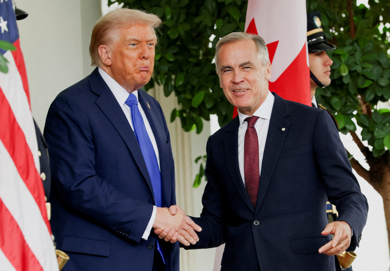 FILE PHOTO: US President Donald Trump welcomes Canada's Prime Minister Mark Carney at the White House in Washington, DC, Oct.7, 2025. (Yonhap-Reuters)