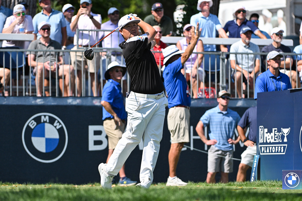 임성재가 22일 미국 미주리주 세인트루이스 벨러리브 컨트리클럽에서 열린 PGA투어 플레이오프 2차전 BMW 챔피언십 골프대회 2라운드 17번홀에서 티샷을 하고 있다. [이미진이미지]