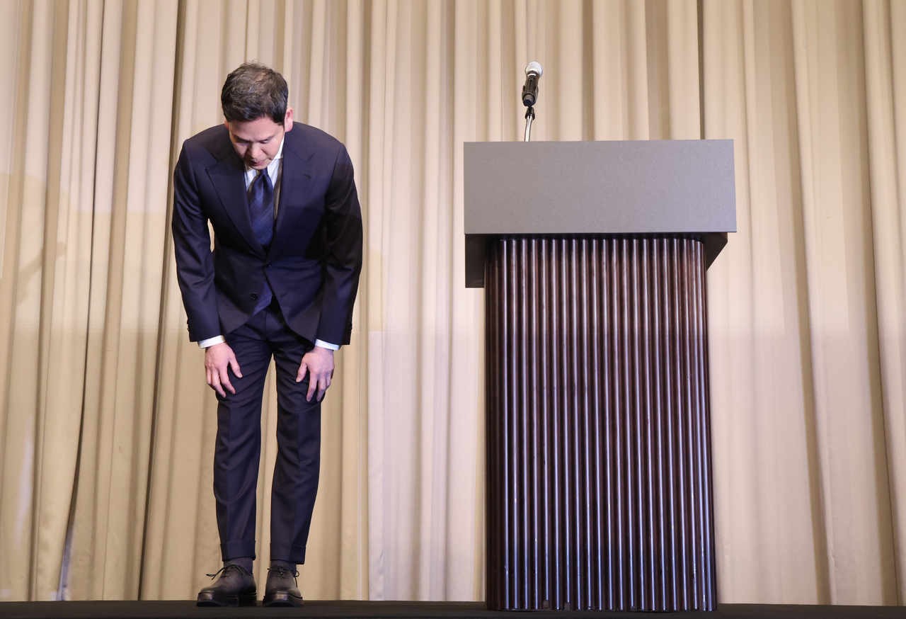 Shinsegae Group Chairman Chung Yong-jin bows in apology at Joseon Palace Hotel in Gangnam-gu, Seoul, on May 26, over the Starbucks 'Tank Day' marketing controversy. [Yonhap]