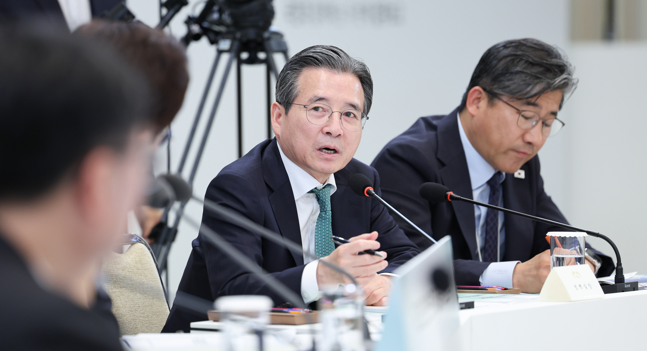 Presidential Policy Chief Kim Yong-beom speaks at a ministry briefing chaired by President Lee Jae Myung at Cheong Wa Dae on Sunday. [Yonhap]