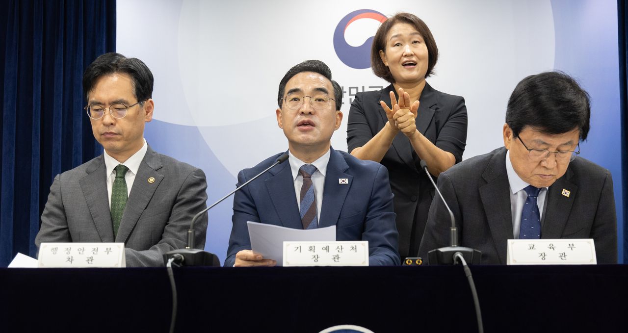 지난 21일 서울정부청사에서 열린 미래대응기금 관계부처 합동 브리핑에서 박홍근(가운데) 기획예산처 장관이 발언하는 가운데 최교진(오른쪽) 교육부 장관과 김민재(왼쪽) 행정안전부 차관이 발언을 듣고 있다. 정부는 반도체 호황 등으로 더 걷힌 세금을 별도로 쌓아두는 ‘미래대응기금’을 신설하고 이에 맞춰 지방교부세와 지방교육재정교부금 산정 방식도 함께 손질했다. [에헣드경제DB]