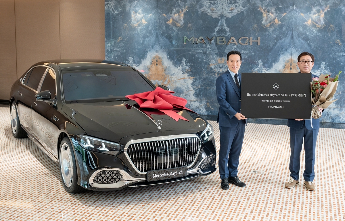 Hansung Motor Sales Executive Vice President Park Sang-pil poses with Myeong Jae-yul (right), the first customer of the new Mercedes-Maybach S-Class. [Hansung Motor]