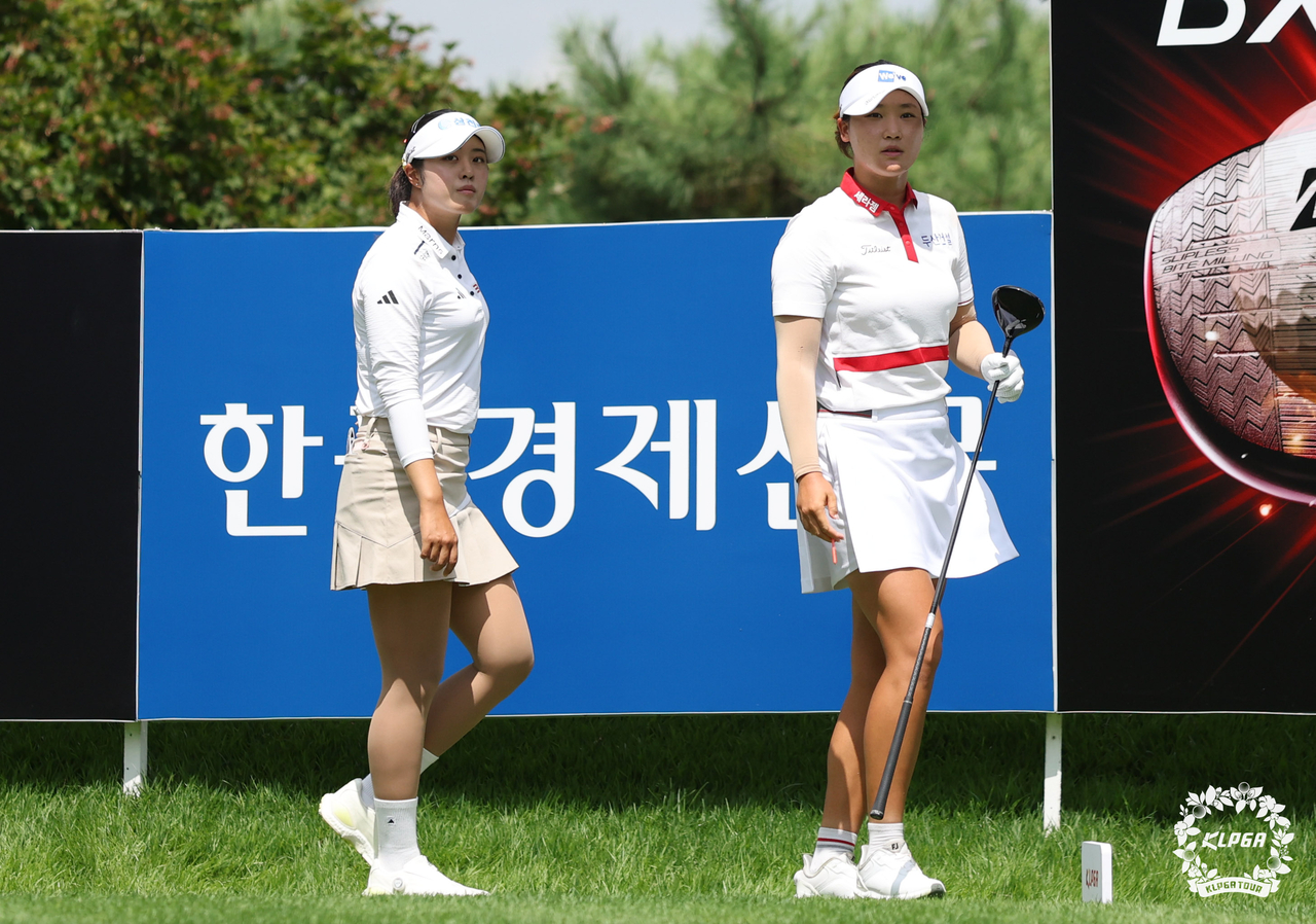 Seo Gyo-rim (left) and Kim Min-sol prepare to tee off at the fifth hole. [Photo=KLPGA]