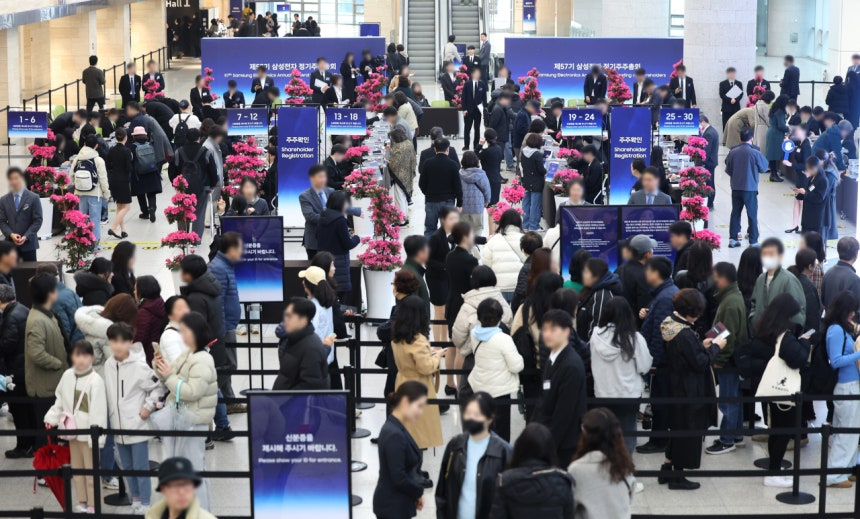 Shareholders check in for Samsung Electronics' 57th annual general meeting at Suwon Convention Center in Suwon, Gyeonggi Province, in March. (Yonhap)