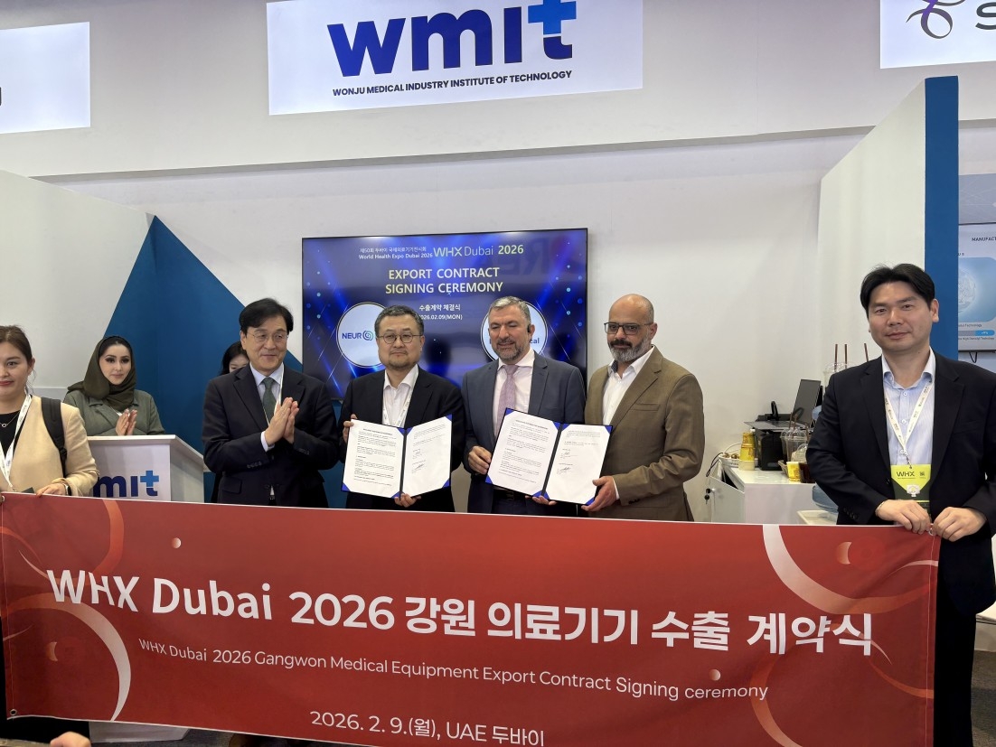 A contract signing ceremony for Gangwon medical device exports to the Middle East