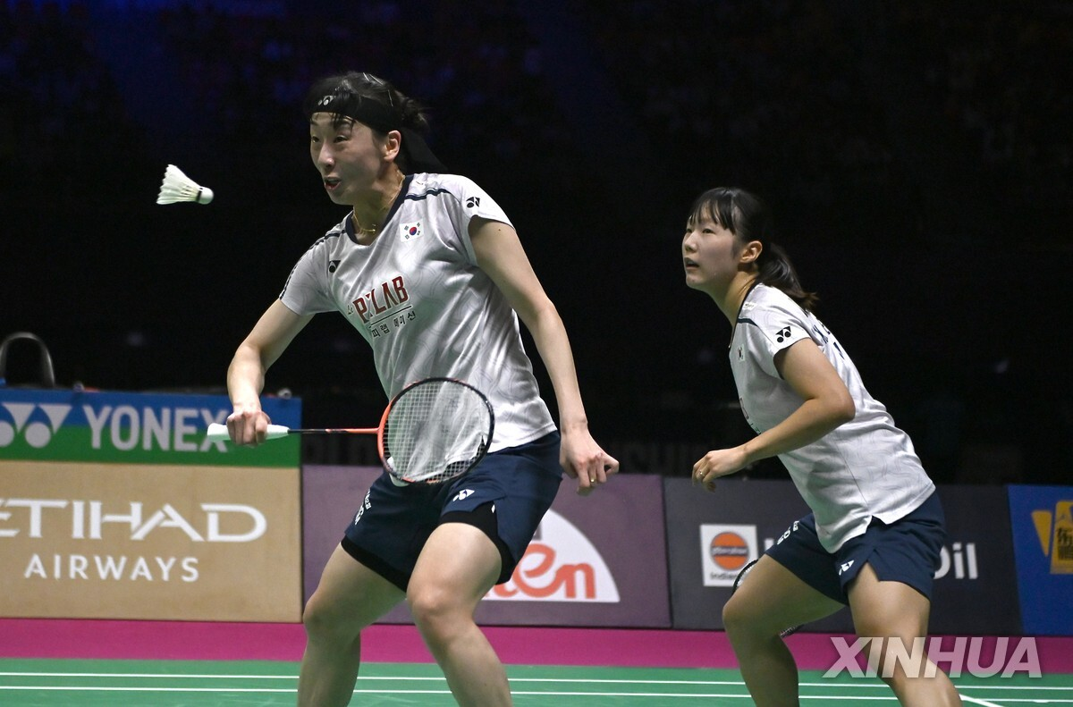 Lee So-hee and Baek Ha-na win the women's doubles gold at the BWF World Championships for the first time in 31 years. [Yonhap]