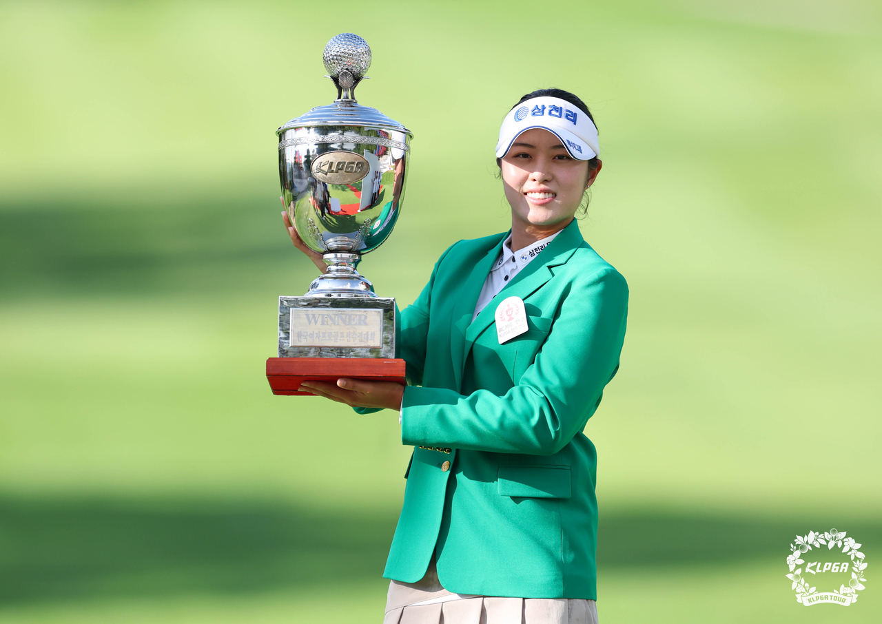 우승 재킷을 입고 포즈를 취한 서교림. [사진=KLPGA]