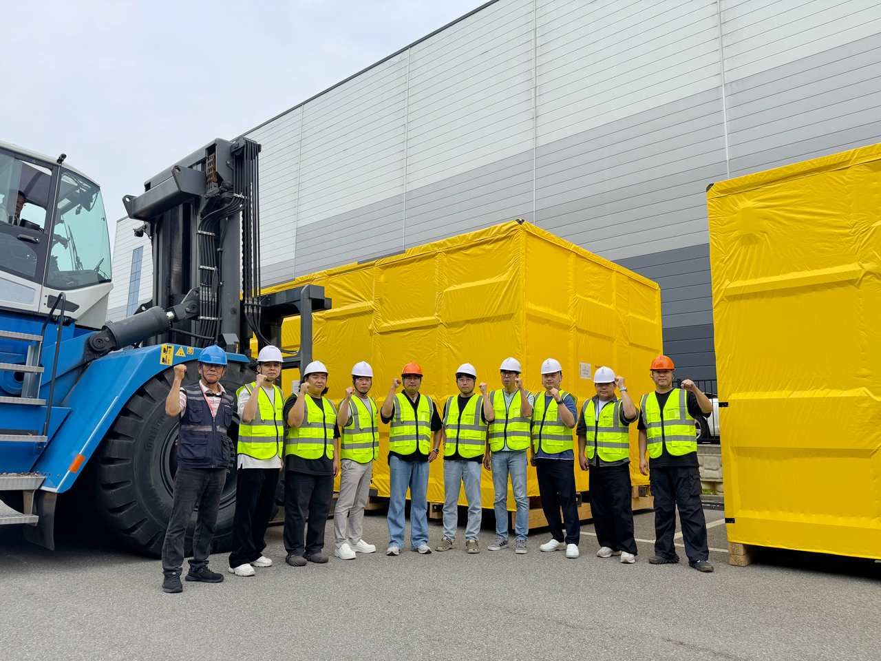 Innometry employees pose for a photo celebrating the shipment of 46-series cylindrical battery inspection equipment at the company headquarters in Hwaseong, Gyeonggi Province, Thursday. (Innometry)