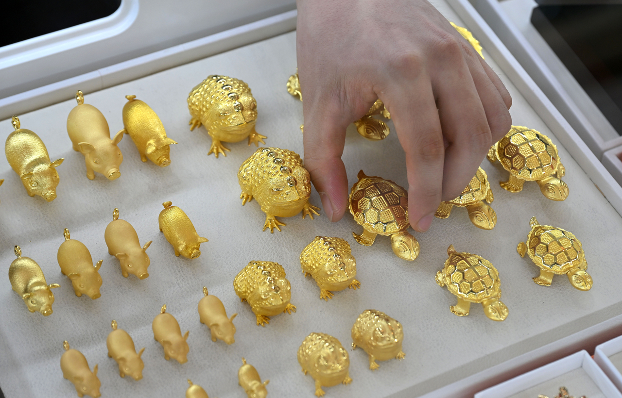 An employee displays gold products at the Korea Gold Exchange in Jongno-gu, central Seoul, July 28. (Im Se-jun/The Korea Herald)