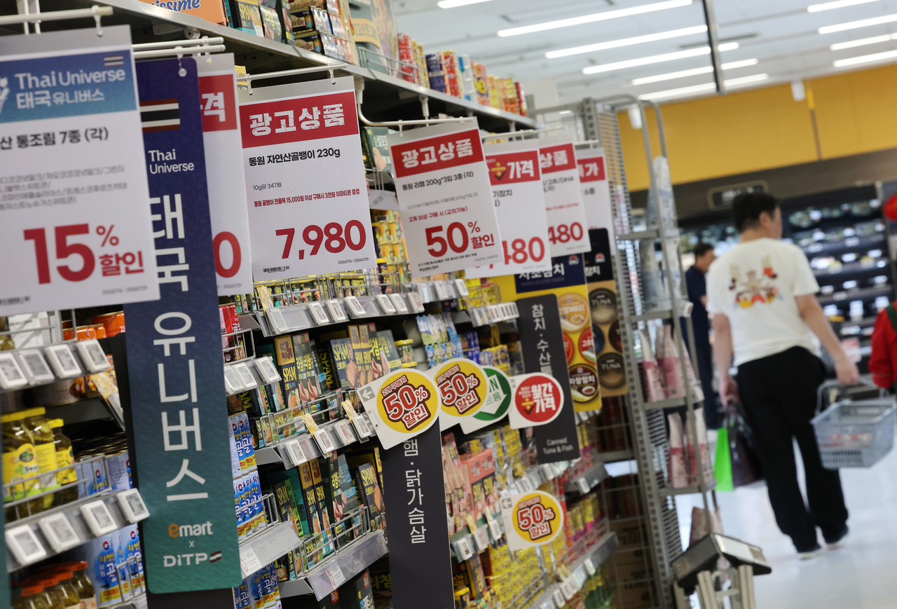 A customer shops for groceries at a large discount store in Seoul, in this file photo taken July 16. (Yonhap)