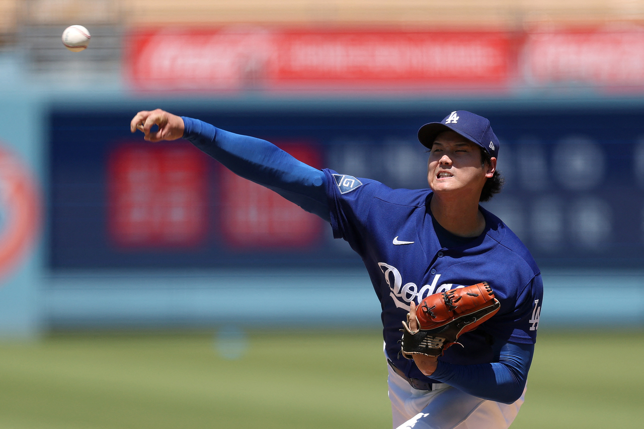 Shohei Ohtani of the Los Angeles Dodgers pitches during batting practice before a game against the Pittsburgh Pirates at Dodger Stadium on Saturday.   AFP-Yonhap