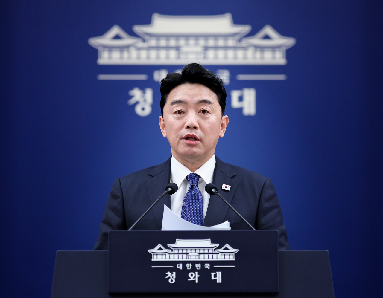 강훈식 비서실장이 지난 10일 청와대 춘추관에서 이날 열린 메가프로젝트 민관합동 제2차 점검회의 결과 브리핑을 하고 있다. [연합]