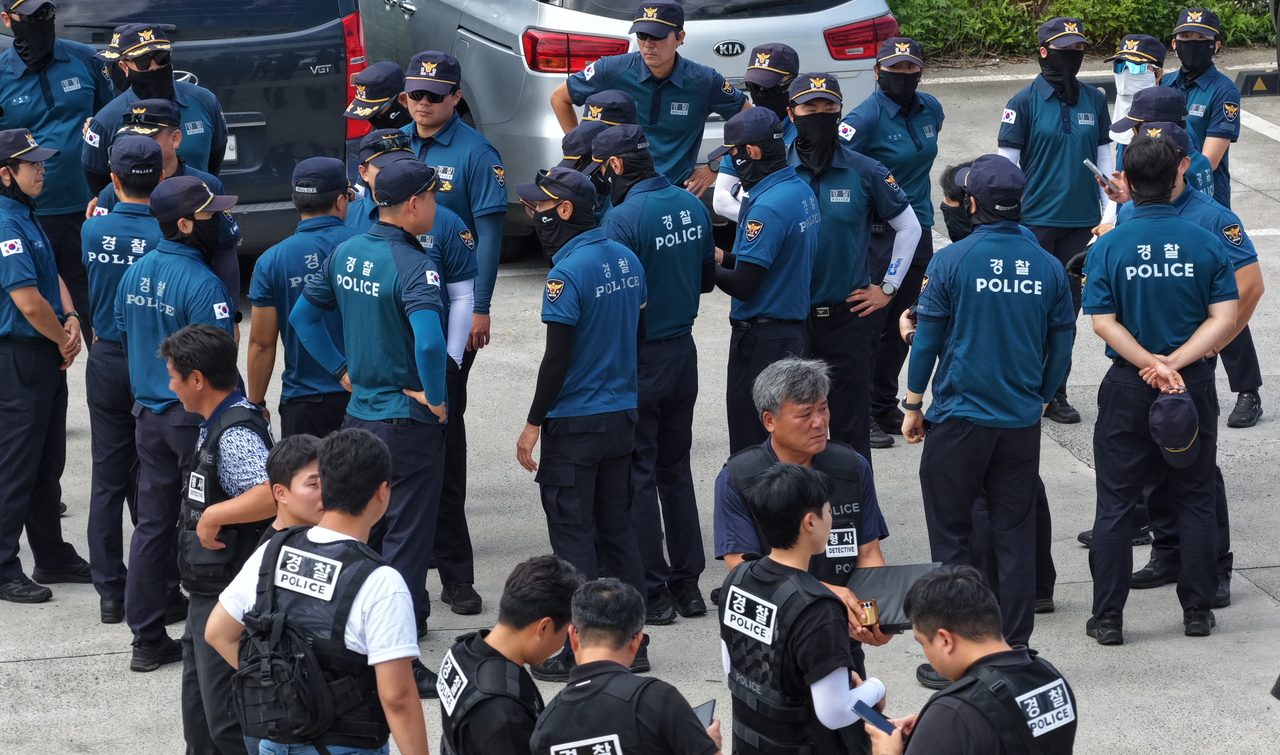 Police officers gather at Hallim Port on Jeju Island on Thursday to search for Jang Mi-ran, who went missing in May. (Yonhap)
