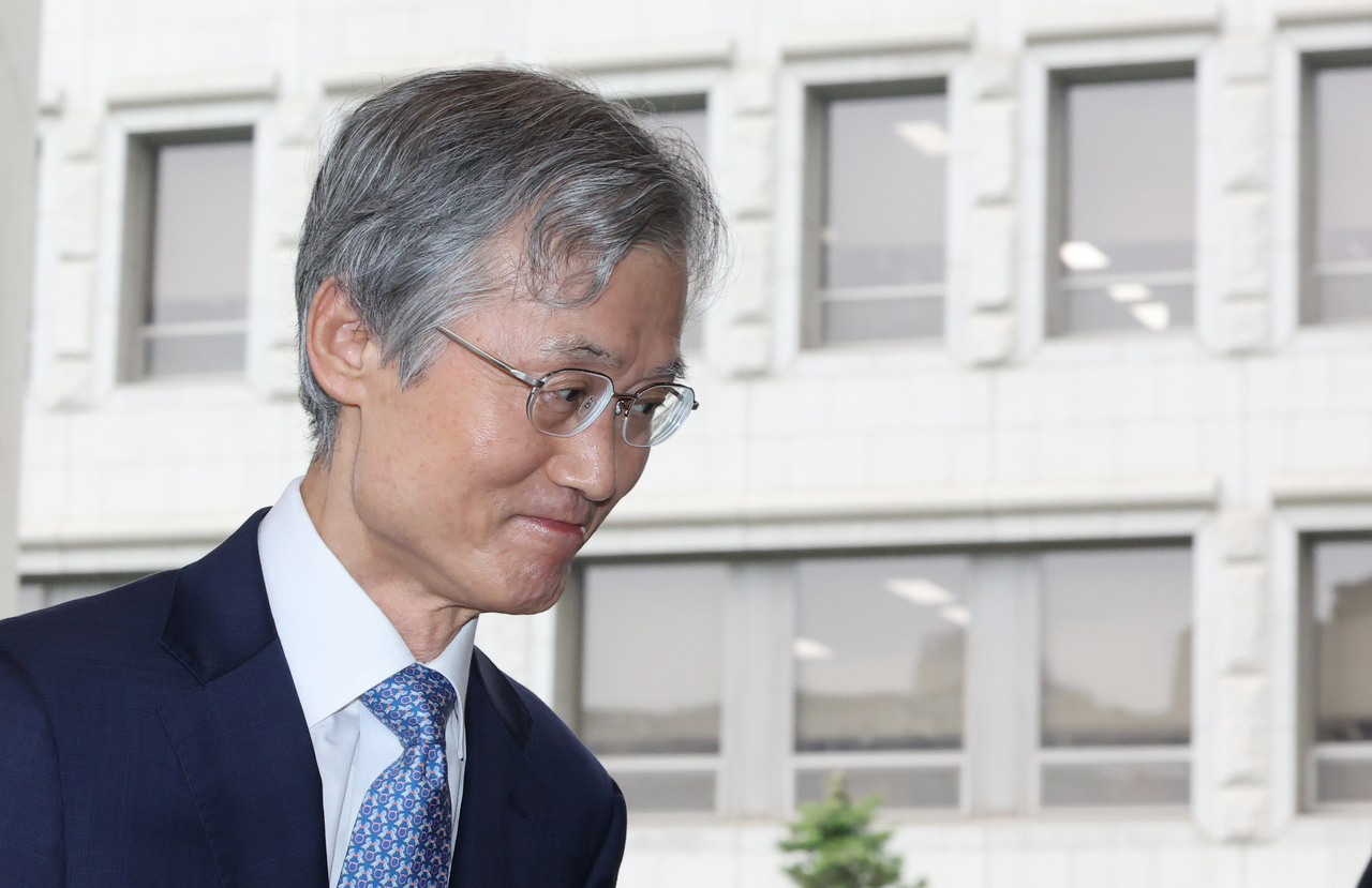 Chief Justice Jo Hee-dae arrives at the Supreme Court in Seocho-gu, Seoul, on Friday. [Yonhap]