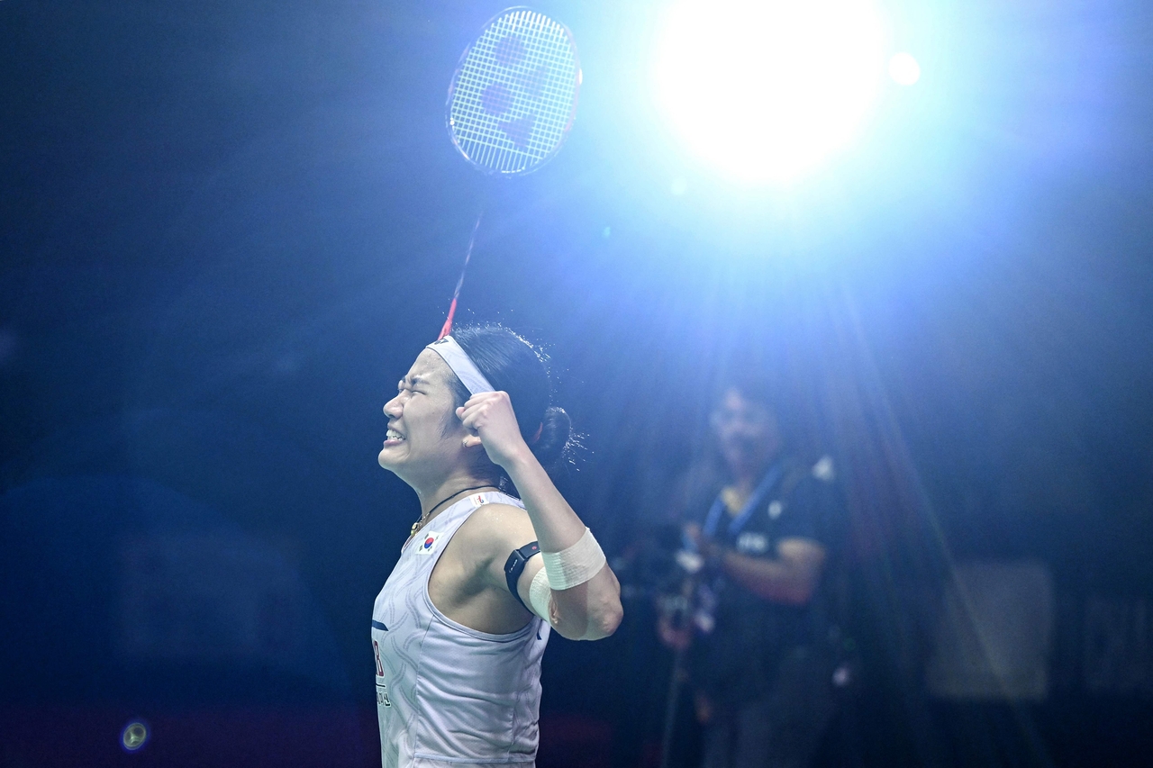 South Korea's An Se-young celebrates winning the BWF World Championships women's singles final badminton match against Japan's Akane Yamaguchi at the Indira Gandhi Indoor Stadium in New Delhi on Sunday. (AFP-Yonhap)