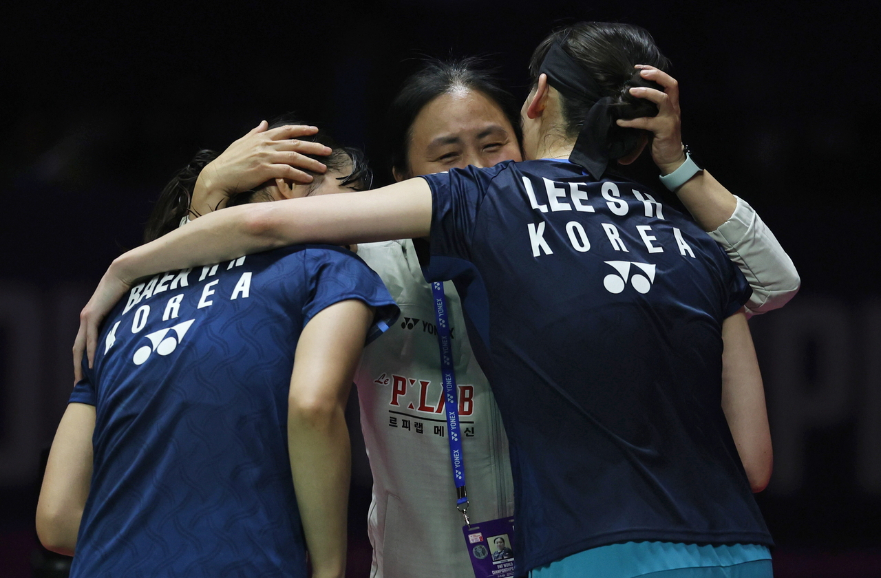 Baek Ha-na (left) and Lee So-hee of South Korea hug their coach after winning their Women's Doubles Final match against Liu Sheng Shu and Tan Ning of China at the BWF World Championship in New Delhi. (EPA-Yonhap)