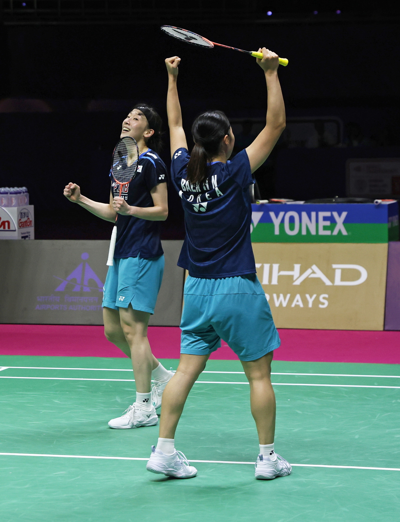 Baek Ha-na (right) and Lee So-hee of South Korea celebrate after winning their women's doubles final match against Liu Sheng Shu and Tan Ning of China at the BWF World Championship in New Delhi, India, on Sunday. (EPA-Yonhap)