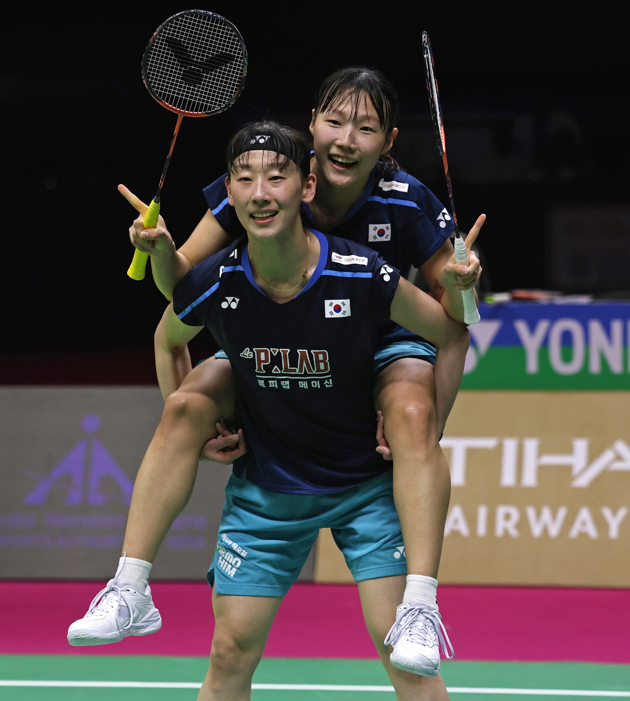 Baek Ha-na (back) and Lee So-hee of South Korea pose after winning their women's doubles final match against Liu Sheng Shu and Tan Ning of China at the BWF World Championship in New Delhi, India, on Sunday. (EPA-Yonhap)