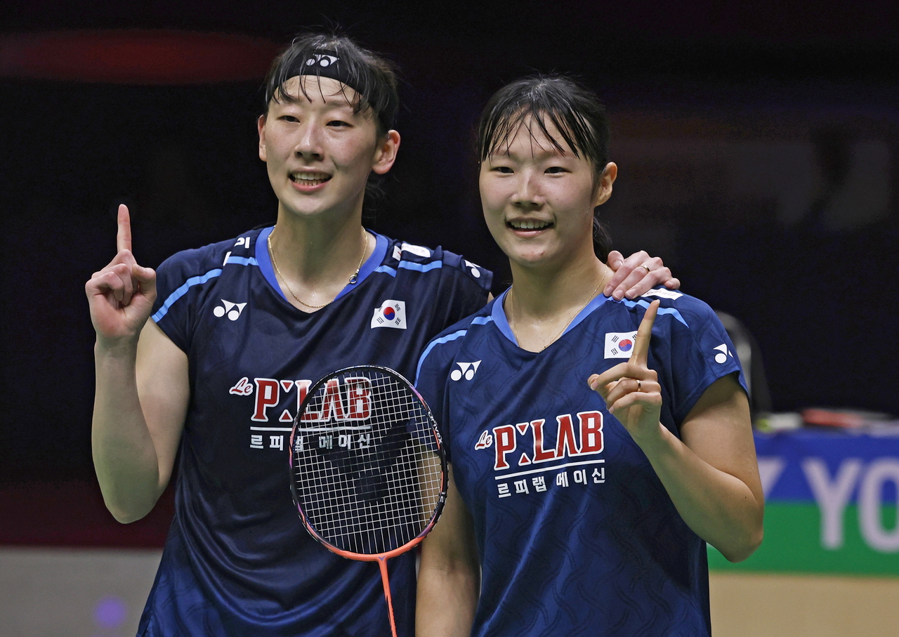 Baek Ha-na (right) and Lee So-hee of South Korea pose after winning their women's doubles final match against Liu Sheng Shu and Tan Ning of China at the BWF World Championship in New Delhi, India, on Sunday. (EPA-Yonhap)