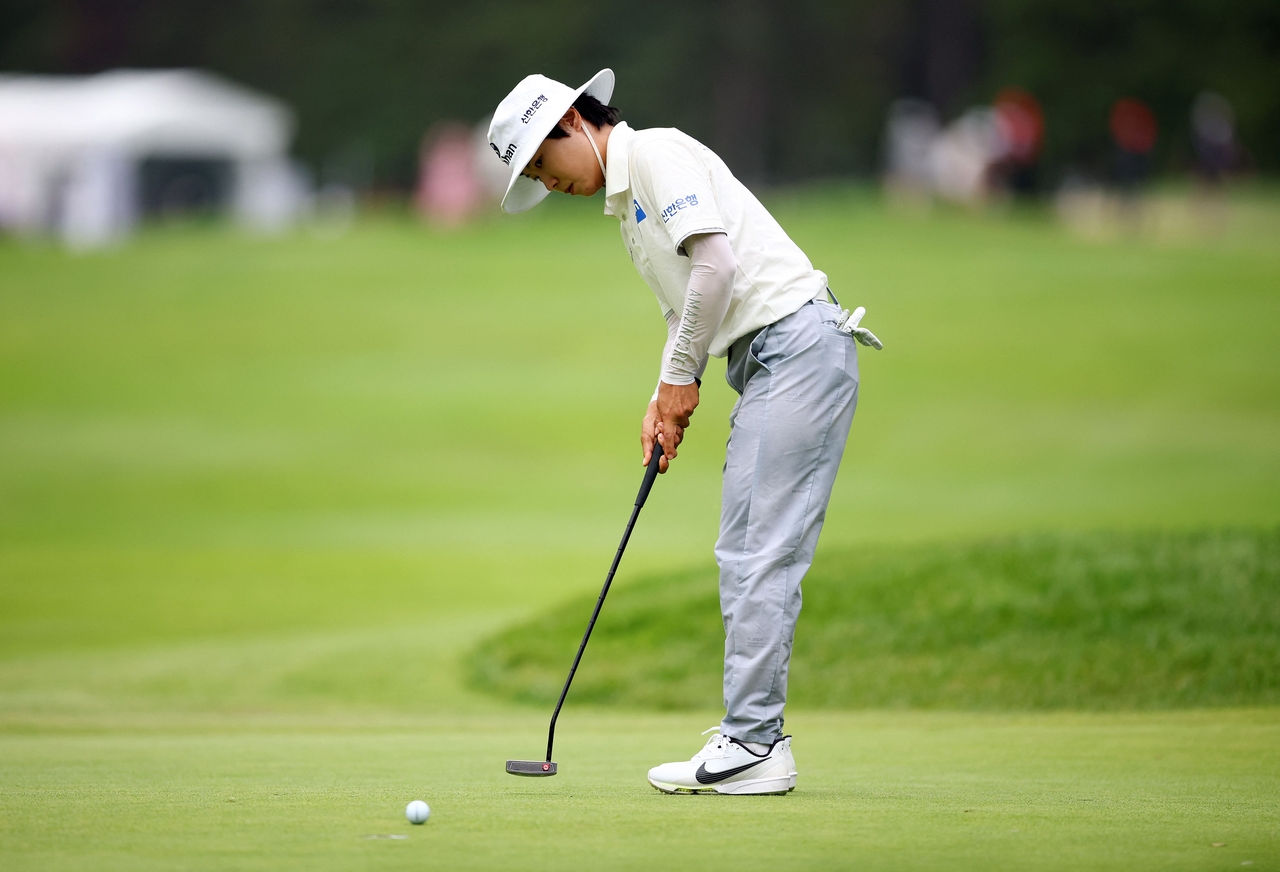 이소미가 23dlf LPGA투어 CPKC 여자 오픈 3라운드에서 3번홀 퍼팅을 하고 있다. [AFP]